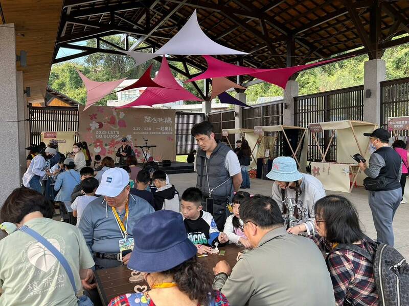 萬金杜鵑花展到3/30 最後週末打卡贈植栽袋、造型貼紙