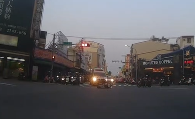 台南機車騎士停讓救護車慘遭追撞 救護員緊急救援