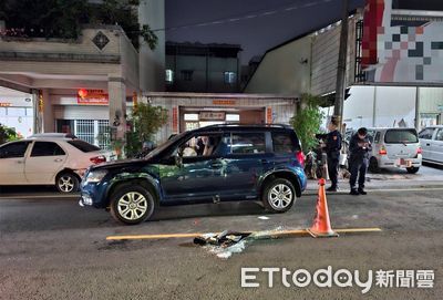 高雄休旅車駕駛精神不濟自撞翻覆 路人及時救援