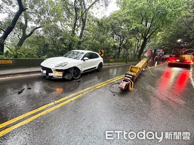 驚險一刻！新北大貨車吊臂脫落砸毀對向保時捷，幸無人傷