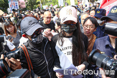 鄰居爆亞亞「狂嫌台灣爛」家中掛滿五星旗 律師怒噴1句話