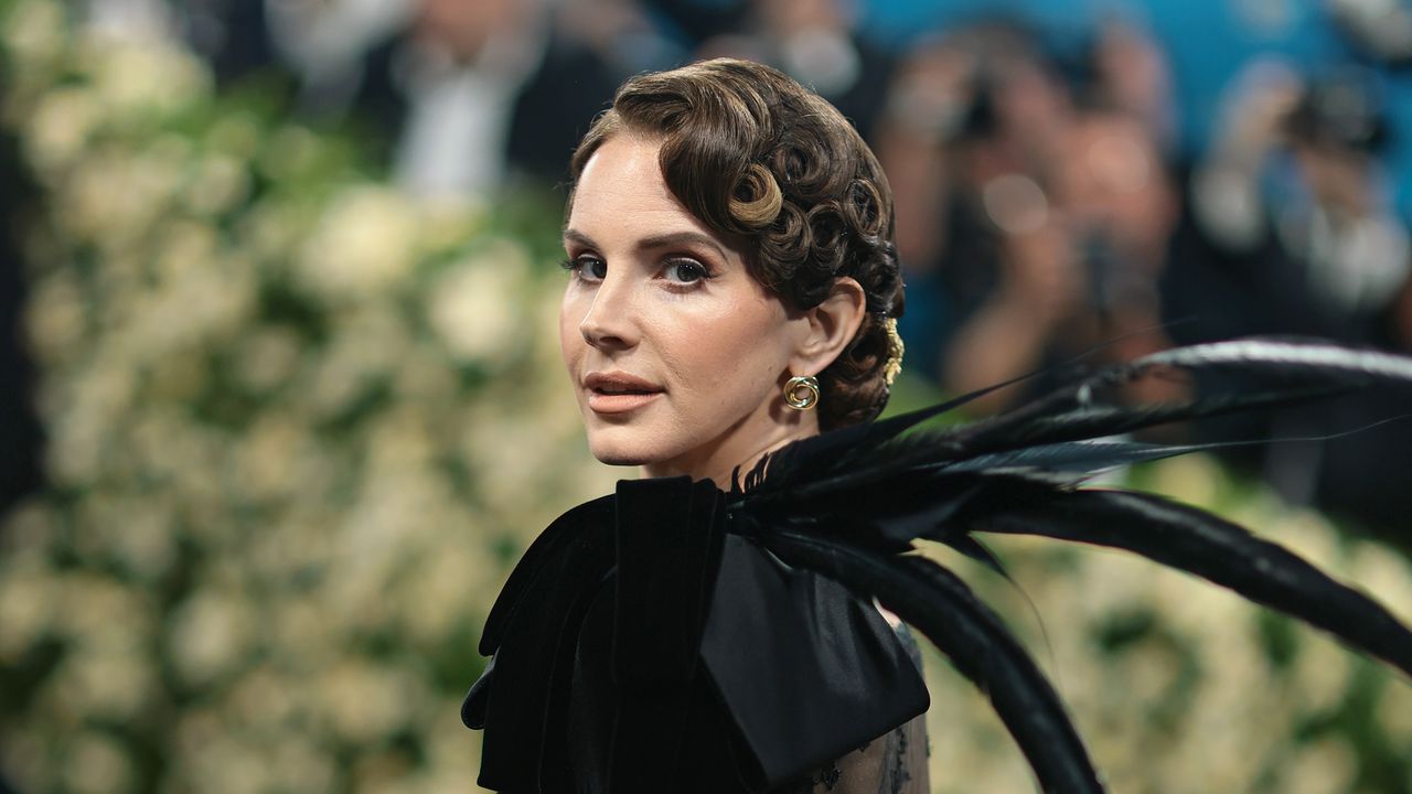 Lana Del Rey 以哥德風情驚艷 Met Gala 2025，展現 Valentino 高級訂製的絕美魅力