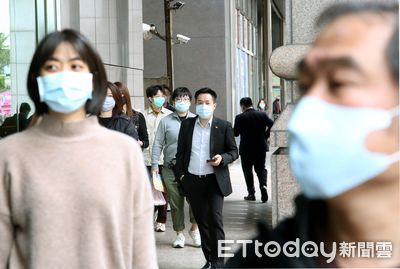 網紅醫師揭露口罩真相：攔截飛沫才是關鍵，別再唱衰口罩功效！