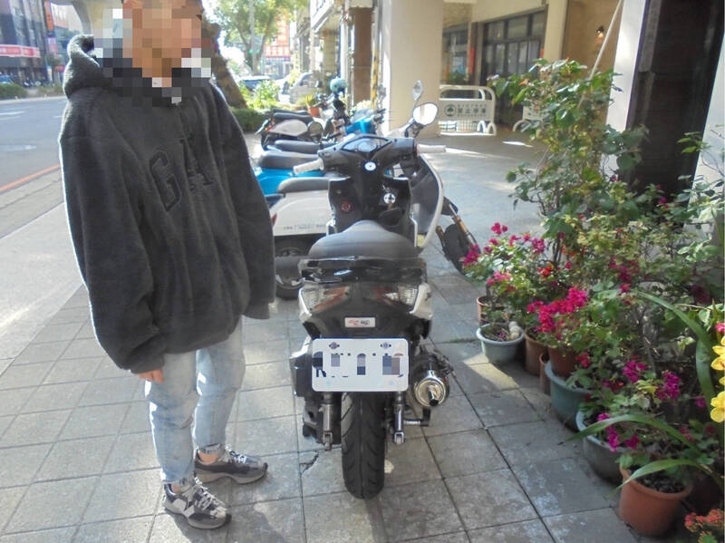 19歲青年偷牌掛報廢車，經典藉口敗露落網！