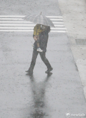 午後警報！大台北及東部地區恐現短時強降雨，專家提醒攜帶雨具