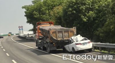 國道三號驚魂！轎車猛撞砂石車尾 駕駛受困車內生死未卜