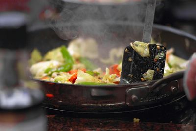 想留住客人!火鍋店「湯底加罌粟」提味 陸老闆被抓賠到脫褲