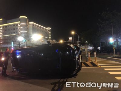 台南市府旁驚魂一刻：小客車自撞分隔島翻車，駕駛幸運無傷