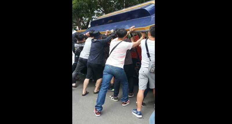 宜蘭綠博驚魂！失控小火車撞老夫婦 遊客合力救援畫面感動網友