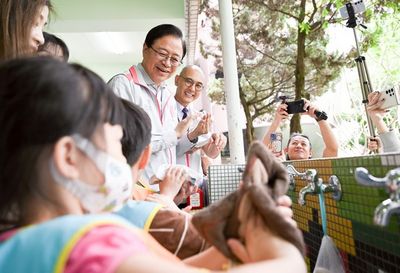 張善政化身「大哥哥」教小朋友正確洗手 力抗腸病毒