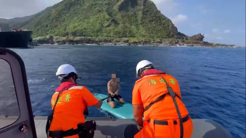 蘭嶼海流驚險！SUP立槳者體力不支漂流，海巡及時救援