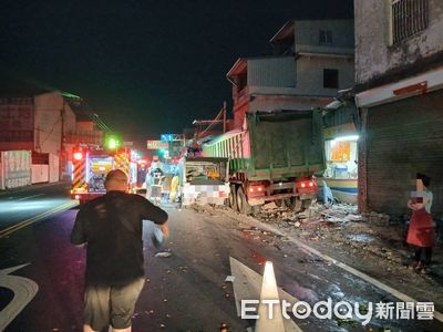 睡到一半「砂石車衝進屋內」民眾嚇醒 碰左轉車毀3民宅慘況曝