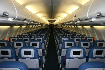 空姐揭露網紅危險行為：嬰兒睡地板、洗手間塗鴉、自拍發動機