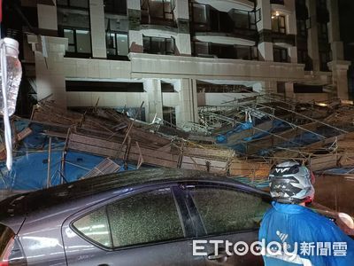 暴雨襲擊新北中和！建案鷹架驚險倒塌 波及3輛汽車
