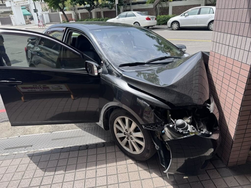 彰化駕駛誤撞醫院門柱驚險一刻 幸運未波及路人