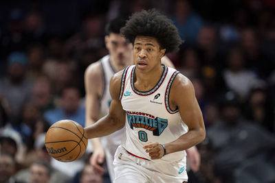 NBA驚悚時刻：灰熊新秀頭部重摔緊急送醫，對手被逐出賽場