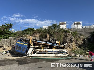 屏東貨車下坡失控!烏龜翻躺漁港邊 車身爛毀慘況曝