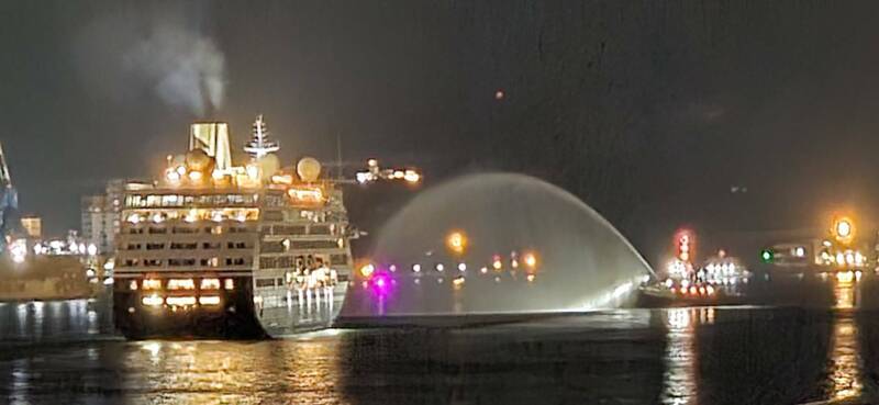 精鑽郵輪前進號離港噴水歡送 船迷：罕見夜間噴水
