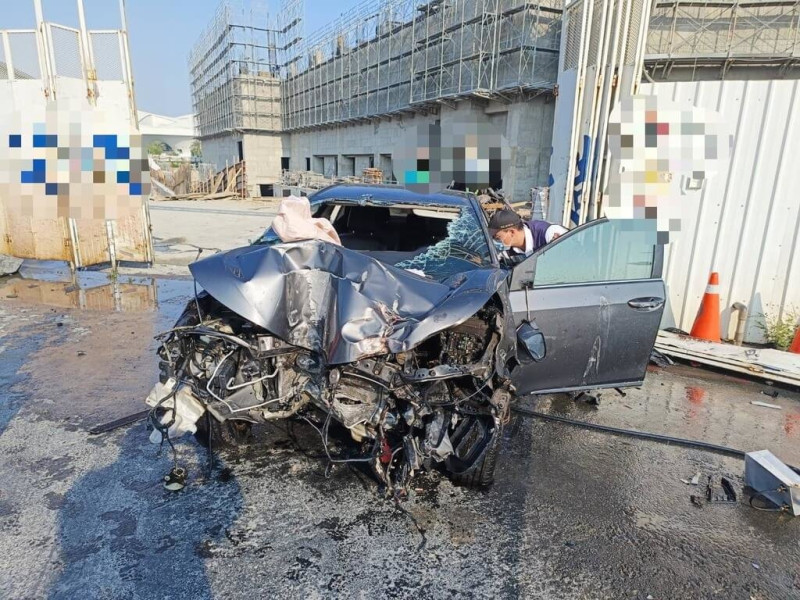 高雄男駕車跨越雙黃線自撞消防栓 命危後搶救成功