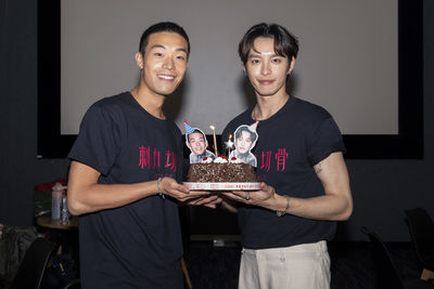 《刺心切骨》全台熱映，演員親民跑宣傳！82歲阿嬤、外國粉絲追星，曹佑寧生日許願票房長紅