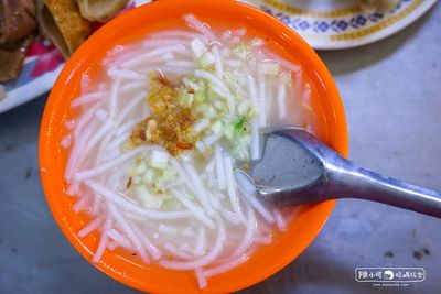 基隆米粉湯宵夜!評價不高卻意外好吃 高湯濃郁滷味小菜也必點