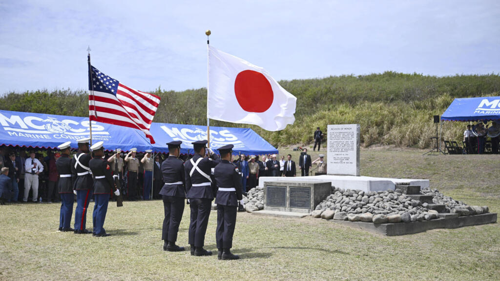 日本首相與美國國防部長出席硫黃島戰役日美聯合慰靈式