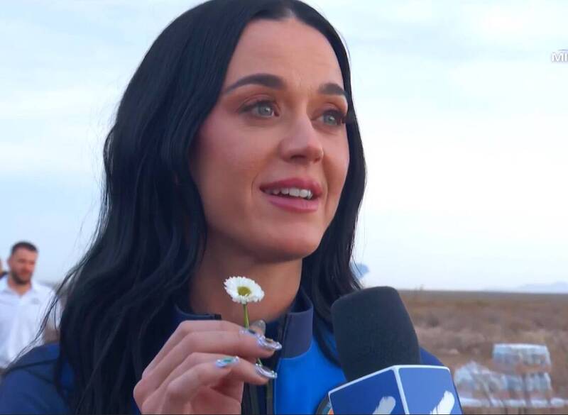 凱蒂佩芮太空圓夢：全女班飛天後激動親吻地球