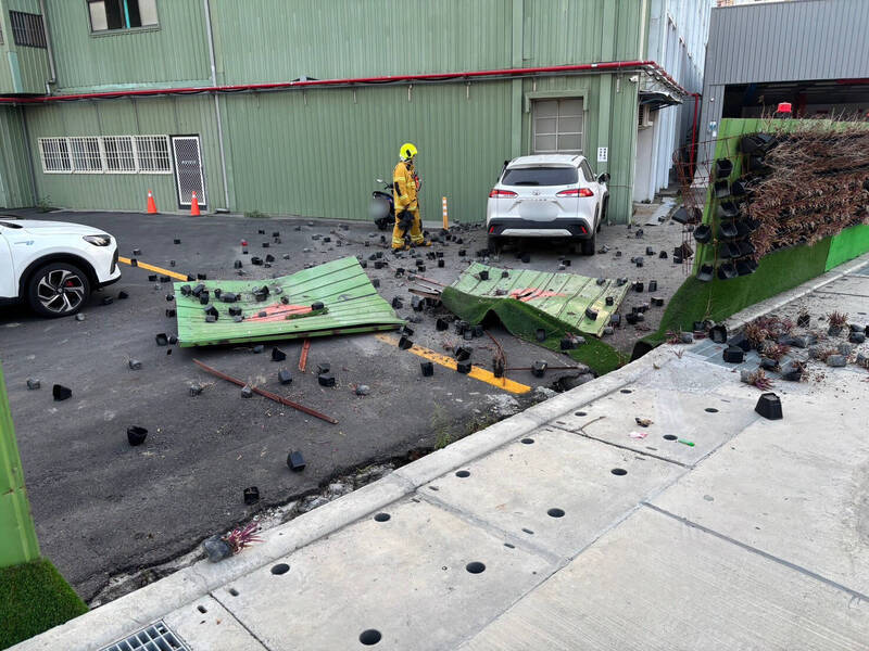 過彎變直直撞 高雄休旅車撞工地圍籬畫面曝