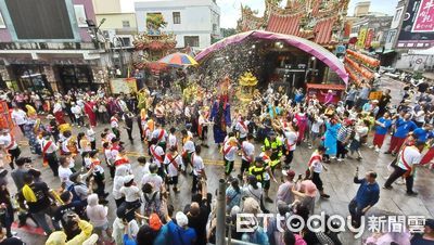 金門浯島城隍345週年遶境盛典 3000信眾冒雨朝聖縣長扛轎展敬意