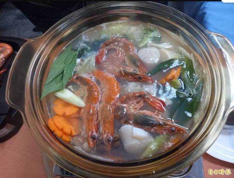 火鍋湯底驚爆黑幕：高湯粉兌水製成，網友驚呼換店求生！