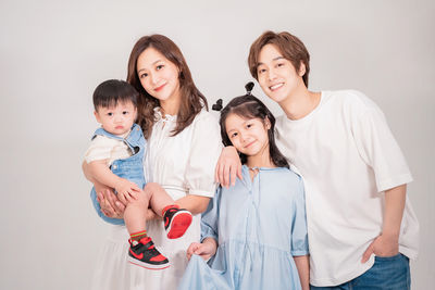 網紅「那對夫妻」11歲女兒妮妮發行首支單曲《噗比》，紀念弟弟成長！