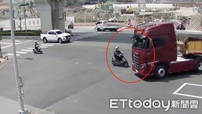 驚險畫面曝!聯結車違規左轉害機車攔腰撞 騎士命危ICU搶救中