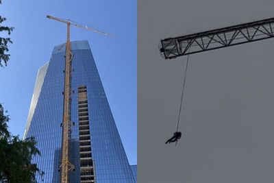 驚險高空秀！德州男子吊臂上盪鞦韆自拍，警方追捕未果