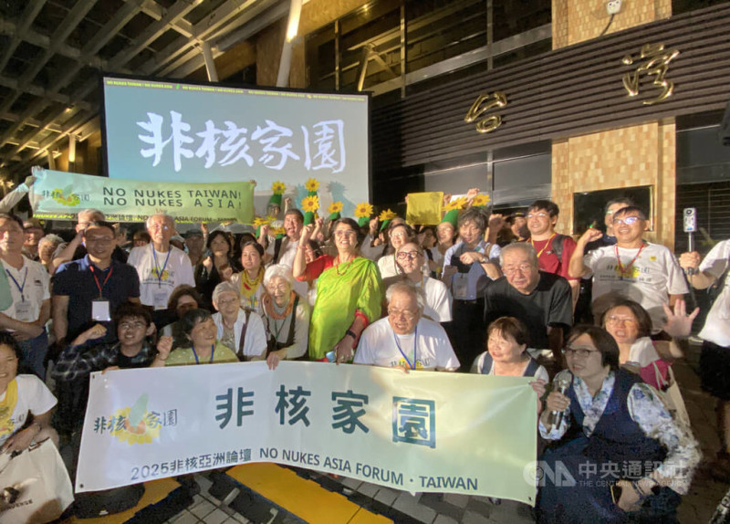 台灣邁入非核新紀元 環團齊聚台電大樓高呼無核未來