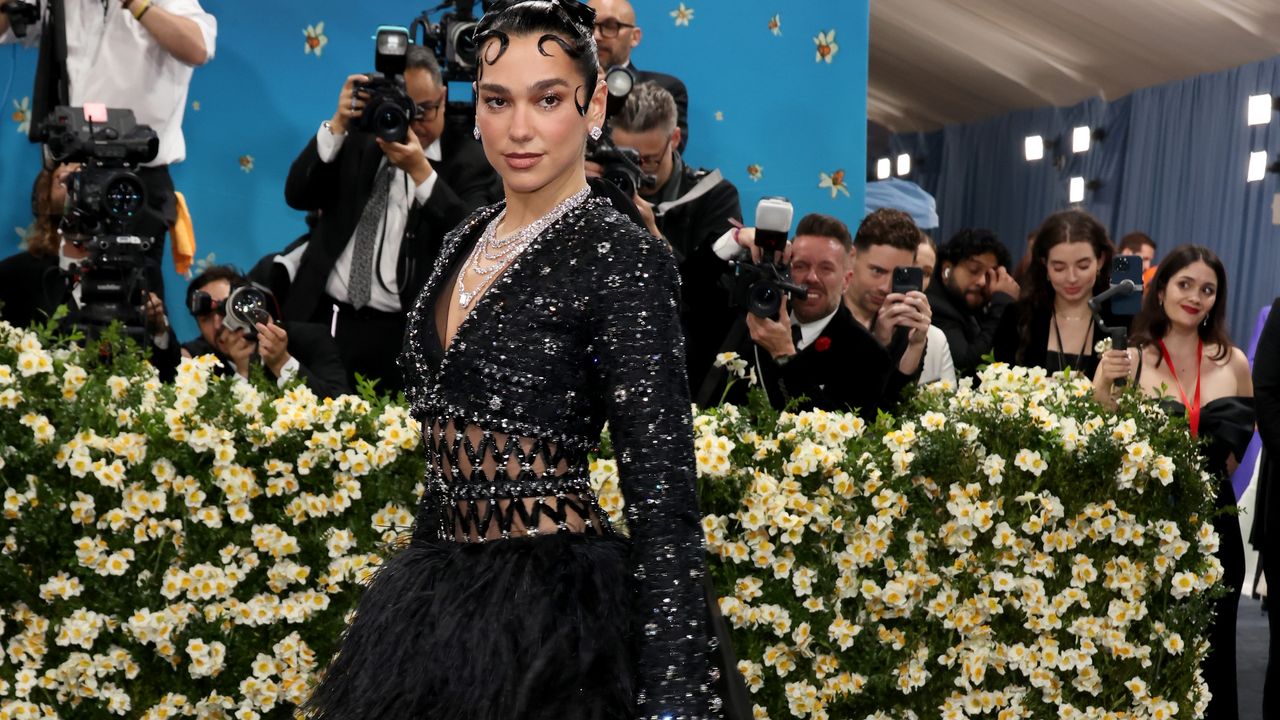 Dua Lipa在Met Gala 2025以2000小時精製的Chanel禮服驚艷全場