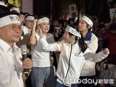 王鴻薇北檢痛哭聲援罷吳青年：呼籲台灣人站出來救國
