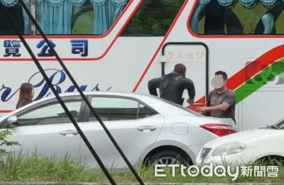 台南醉騎士咆哮女駕駛引發衝突 路人捲入後警方噴辣椒水制伏