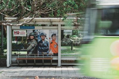 國軍影像躍上公車站 展現衛國英姿