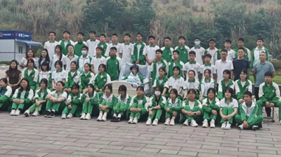 癌末少年遺願成真！全班同學步行到醫院陪拍畢業照，隔天安詳離世