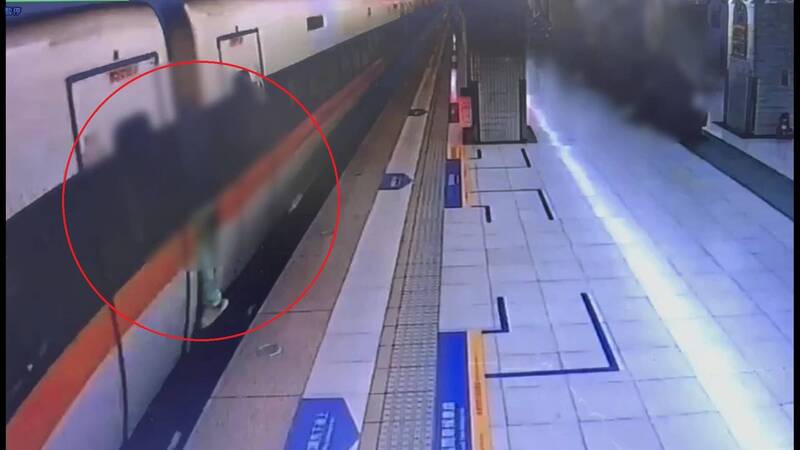 驚魂一刻！男子為追火車跳上連接器 台鐵緊急停車救援
