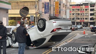 快訊/高雄男連撞2車後翻車!4腳朝天躺路中 他身飄酒氣狼狽爬出