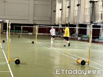 大學羽球賽冠軍獎品僅3支原子筆 網友譏諷：不愧是母校