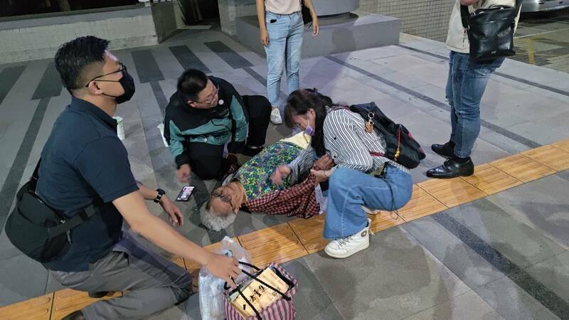 85歲罷免黃捷領銜人黃晃枝無保請回後昏倒，高雄地檢署門前急救