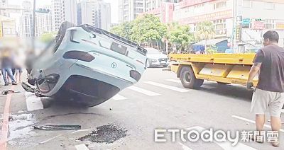 桃園賓士男恍神撞車翻覆，驚曝使用假車牌！