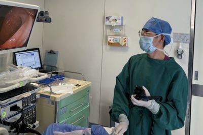22歲年輕人因長期吃泡麵零食引發重度潰瘍性結腸炎，醫師警告需終身服藥