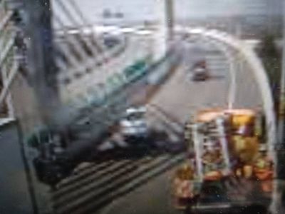 西濱193K王功路段自小客撞緩撞車!駕駛受傷 南下路段大塞車
