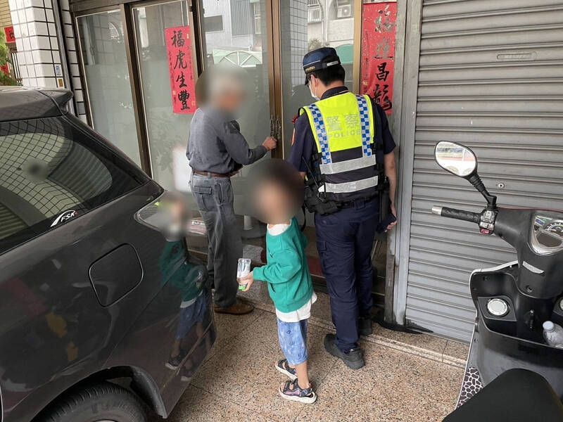 77歲阿公追孫3公里迷路 警方暖心助祖孫返家