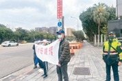 離台倒數 2陸配總統府前拉布條