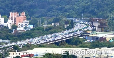 清明連假收假日國道車潮激增 13路段預警塞車