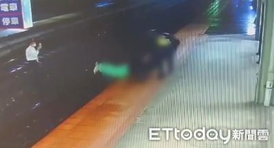 驚險一刻！男子南港站錯過列車竟掛車外，撐到七堵力竭被警救上月台